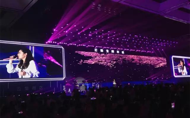 10中國內地著名女歌手張靚穎 現(xiàn)場演唱.jpg