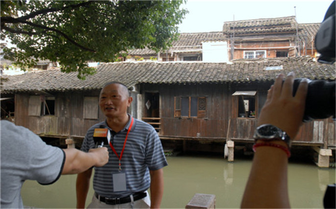 “烏鎮(zhèn)變化很大，越來越美。這次老年人免費(fèi)游烏鎮(zhèn)活動(dòng)，非常開心！”_副本.jpg