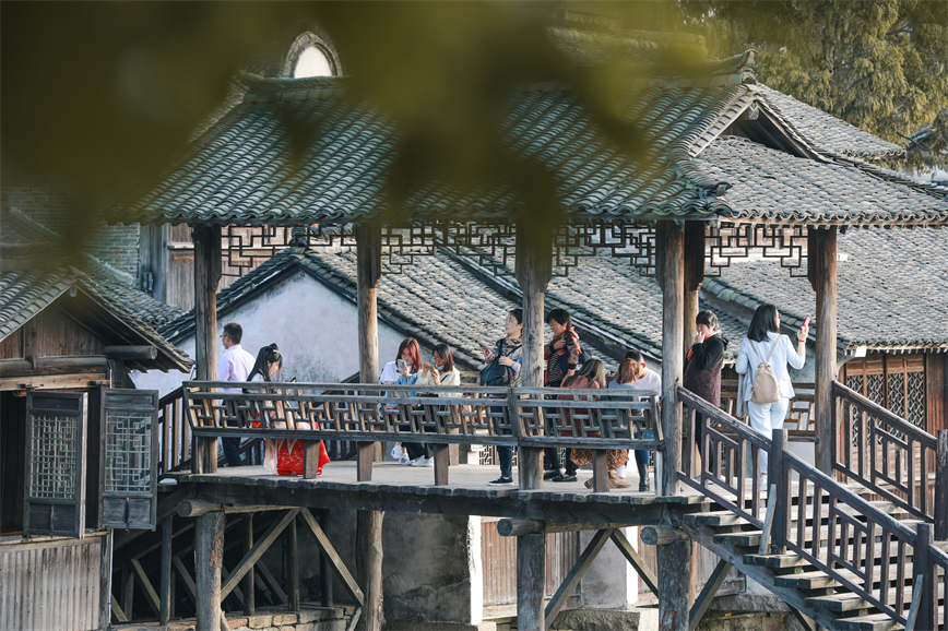 烏鎮(zhèn)景區(qū)游客悠游 (6)_副本.jpg